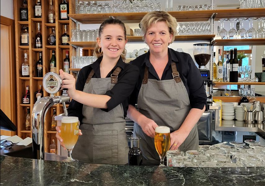 Gertrud und Teresa hinter der Bar