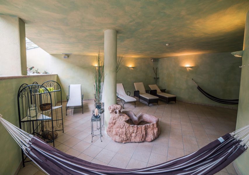 Sala relax con amache e lettini relax nel nostro albergo wellness in Val d'Ultimo