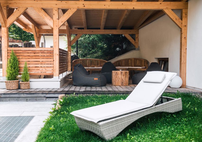 Chillout-Lounge im Garten unseres Wellnesshotels im Ultental
