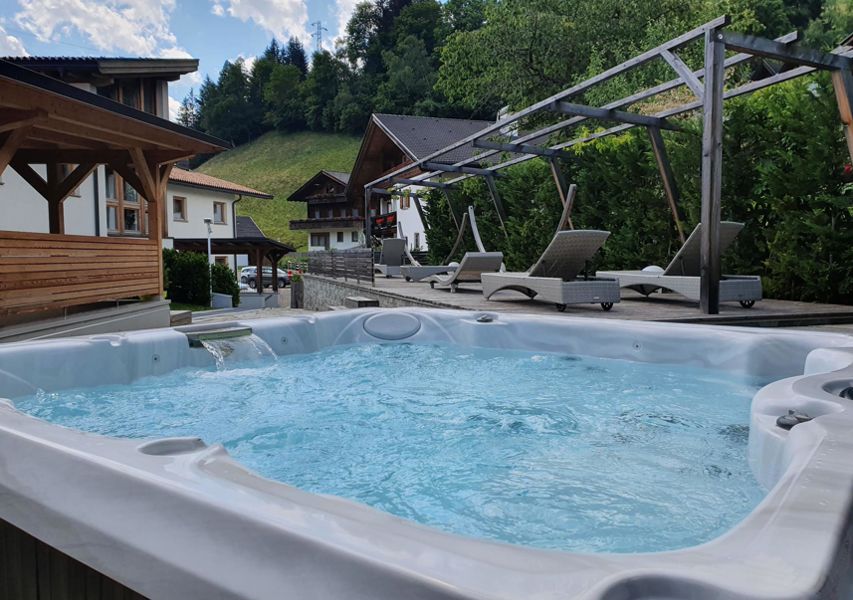 Whirlpool im Garten unseres Wellnesshotels im Ultental