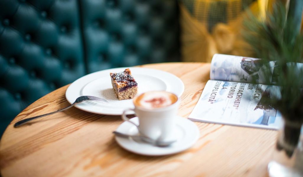 Un caffè e una fetta di torta