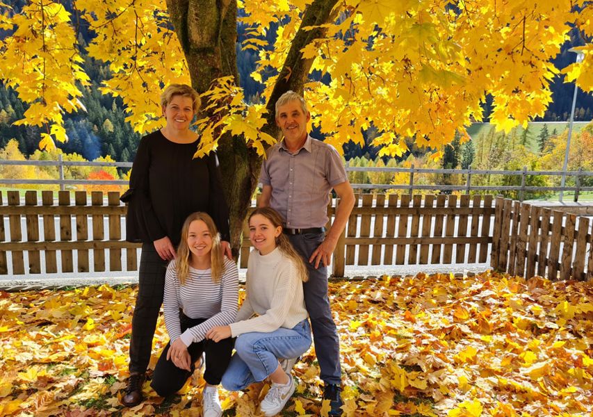 Gertrud und Armin mit Teresa und Anna