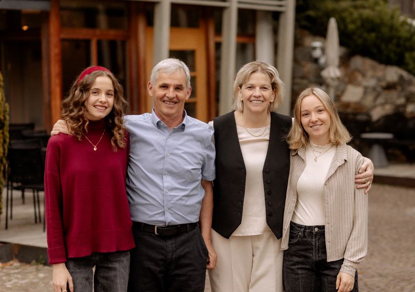 Gertrud und Armin mit Teresa und Anna