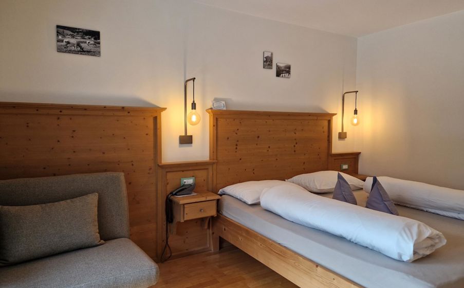 Doppelbett und Schlaf-Couch - Sonnenzimmer mit Südbalkon