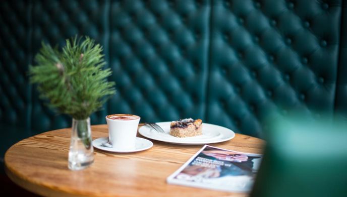 Un caffè e un pezzo di torta